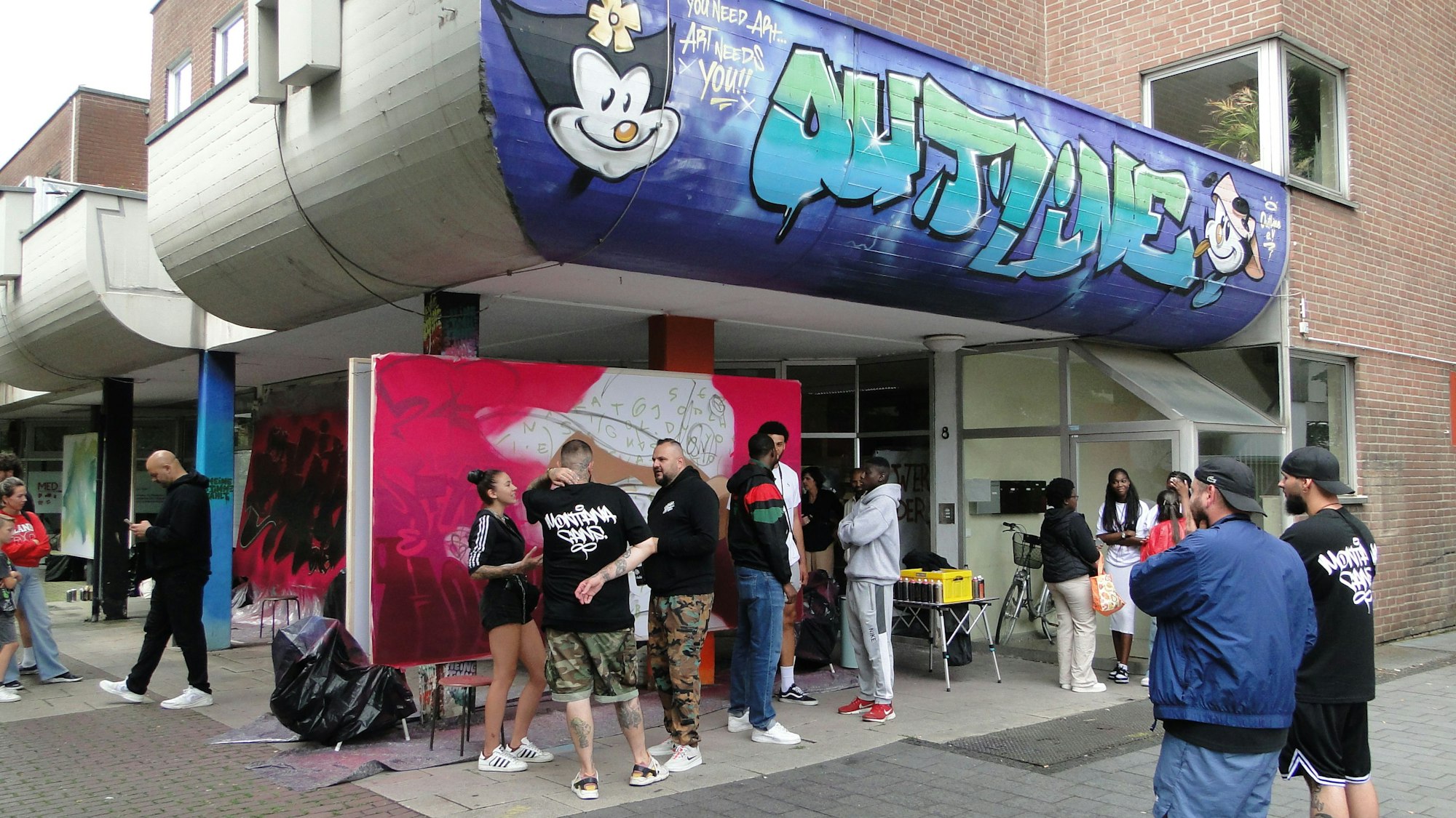Die angereisten Künstler führten vor dem Laden von Outine vor, wie ein Graffiti entsteht.