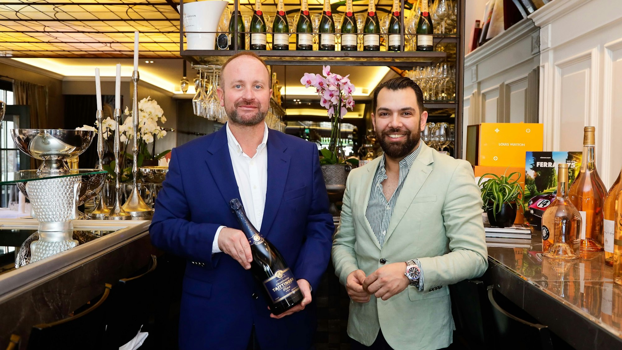 Betreiber Aleksandar Kovacevic und Boban Radosavljevic stehen hinter der Theke.