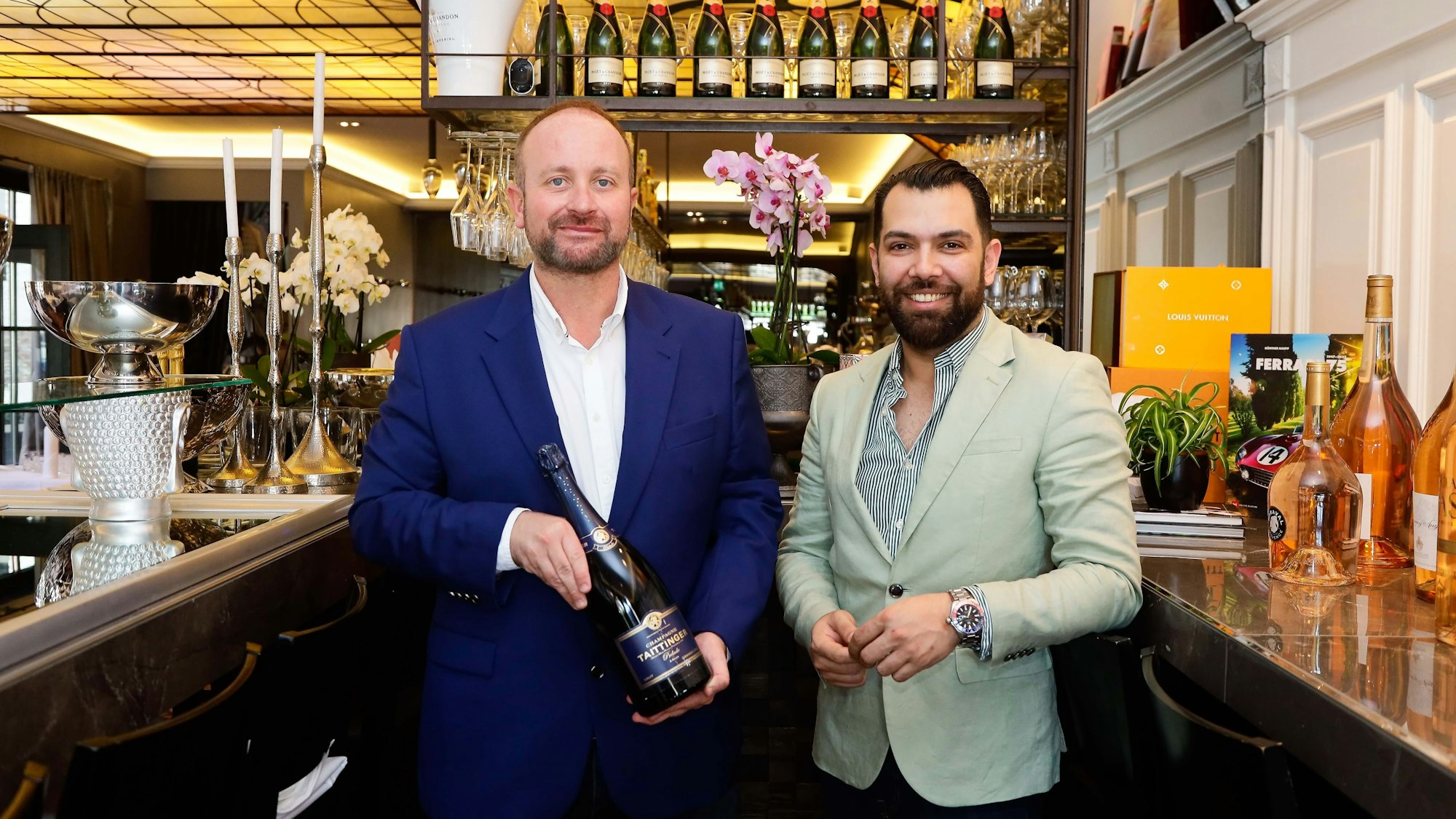 Aleksander Kovacevic und Boban Radosavljevic in ihrer neu eröffneten Champagnerbar und Restaurant Grand Culinas in Junkersdorf.