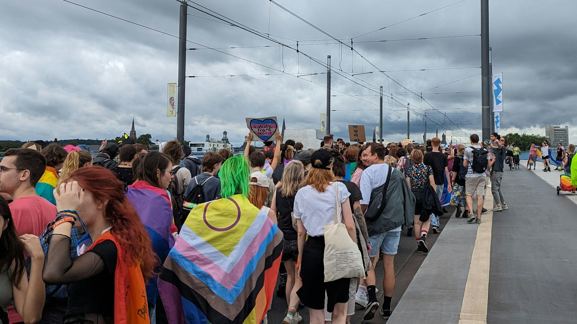 Der Demonstrationszug führte über die Kennedybrücke.