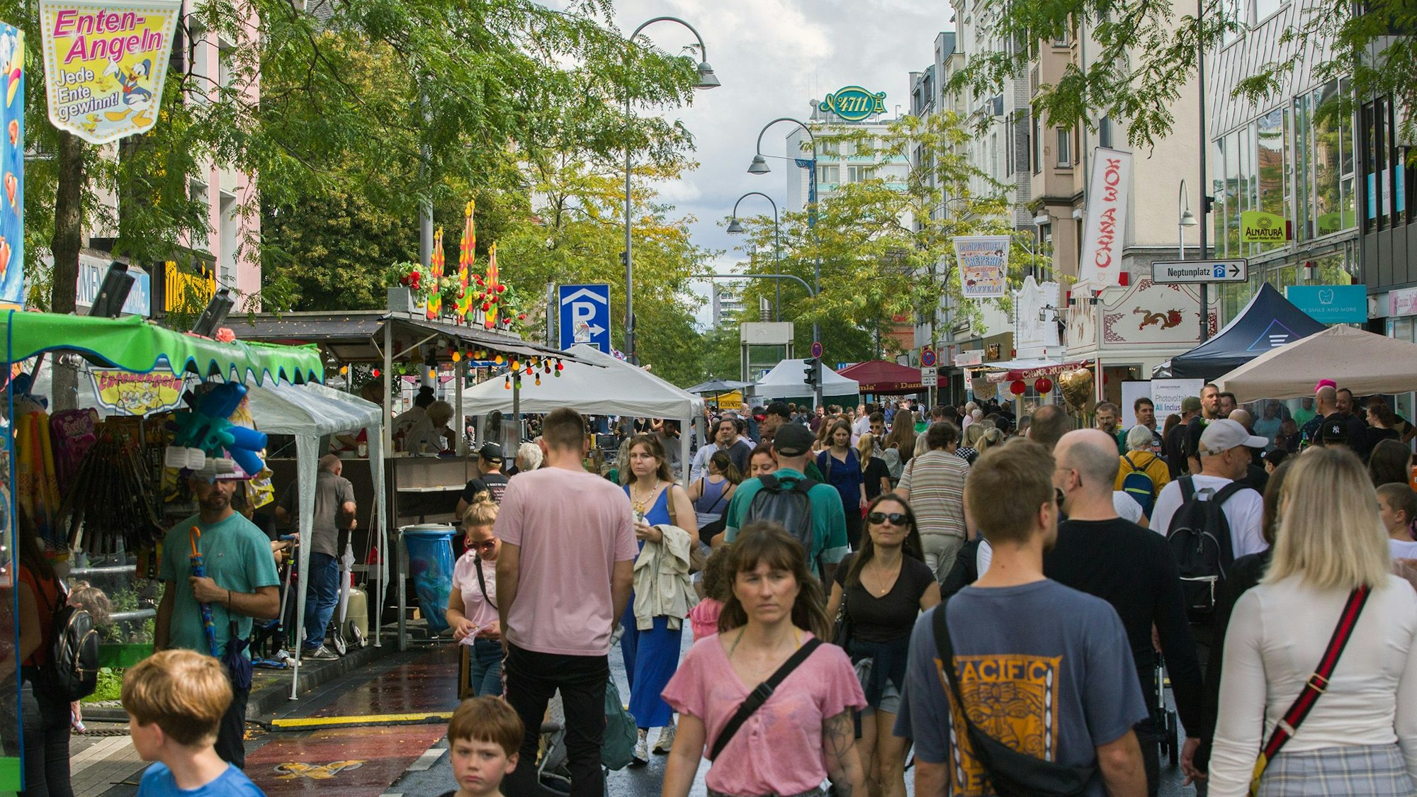 Großer Andrang beim Straßenfest auf der Venloer Straße.