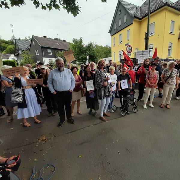 Das Foto zeigt Demonstrierende, die zum Teil Transparente hoch halten
