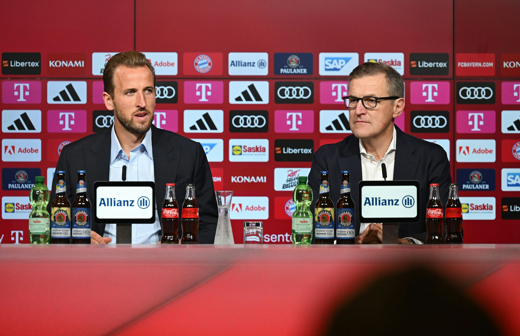 Bayern München Vorstandsvorsitzender Jan-Christian Dreesen (r.) stellte den englischen Stürmer Harry Kane bei einer Pressekonferenz in der Allianz-Arena nach dem Rekordtransfer von Tottenham Hotspur vor.