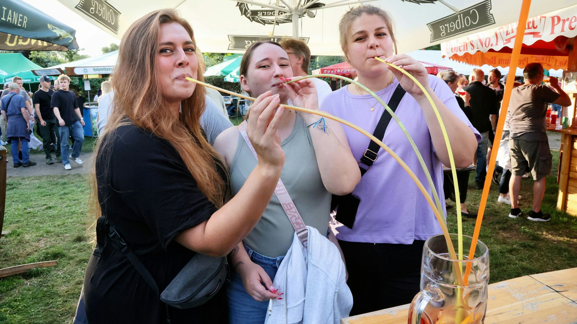 Leverkusen Bierbörse: Trinkende Damen.