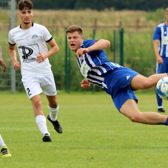 Wißkirchens Felix David Hilgers liegt quer in der Luft.