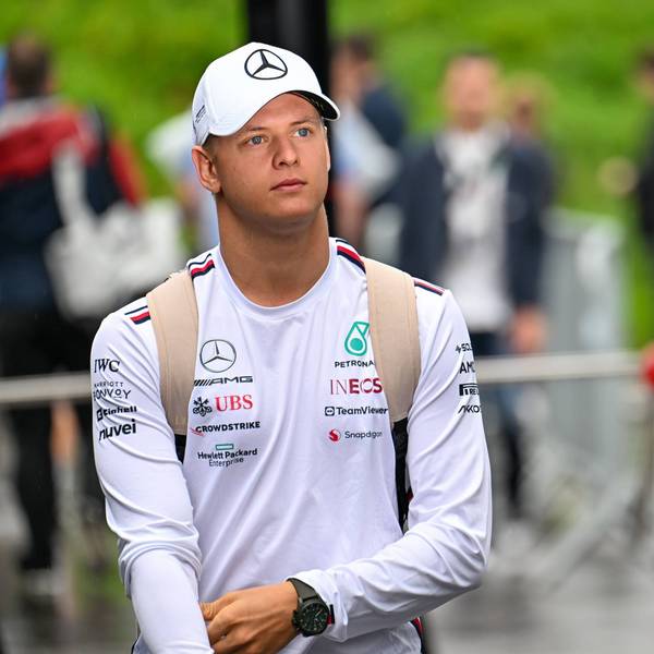 Mick Schumacher betritt das Fahrerlager in der Formel 1.