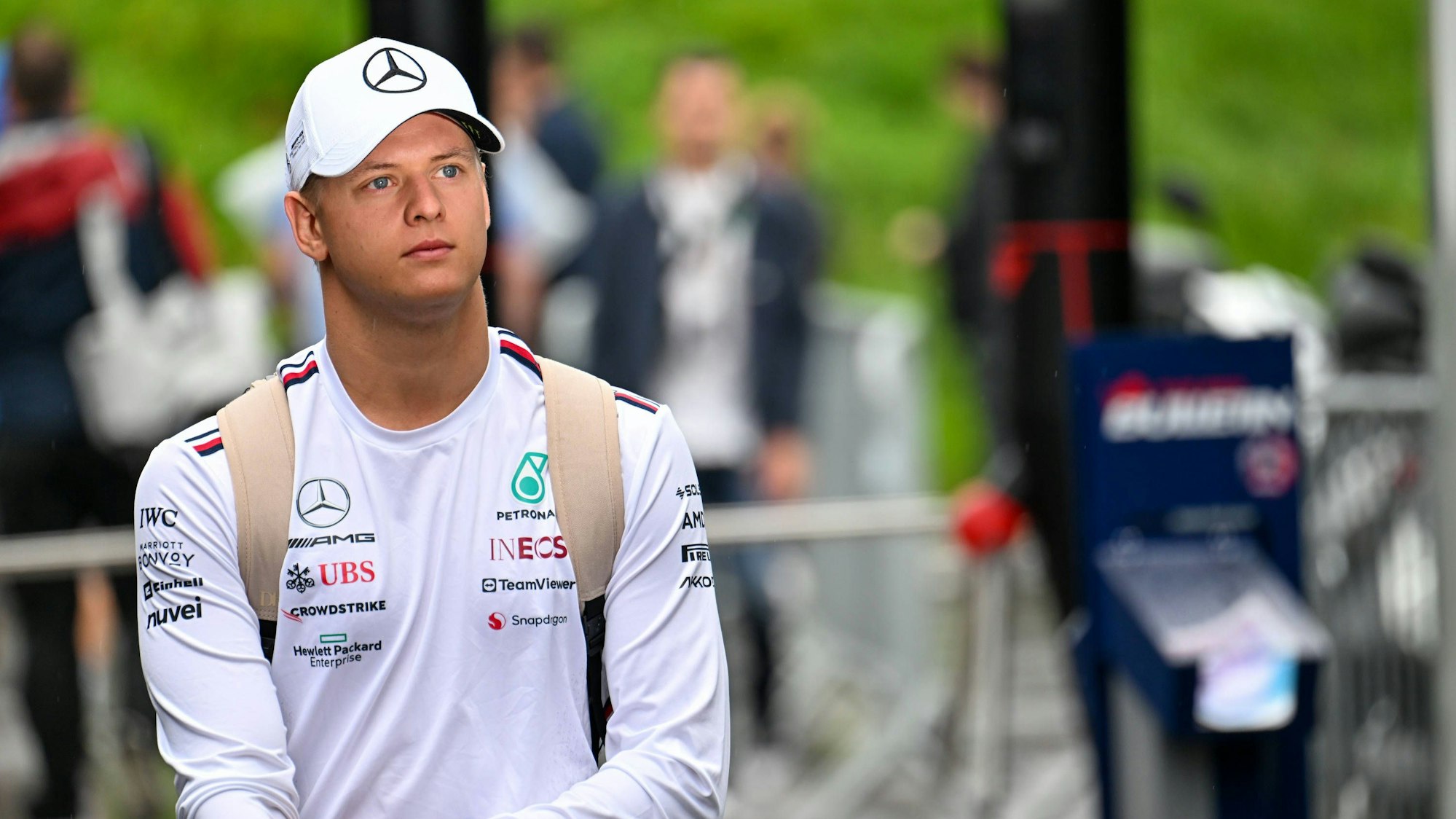 Mick Schumacher betritt das Fahrerlager in der Formel 1.