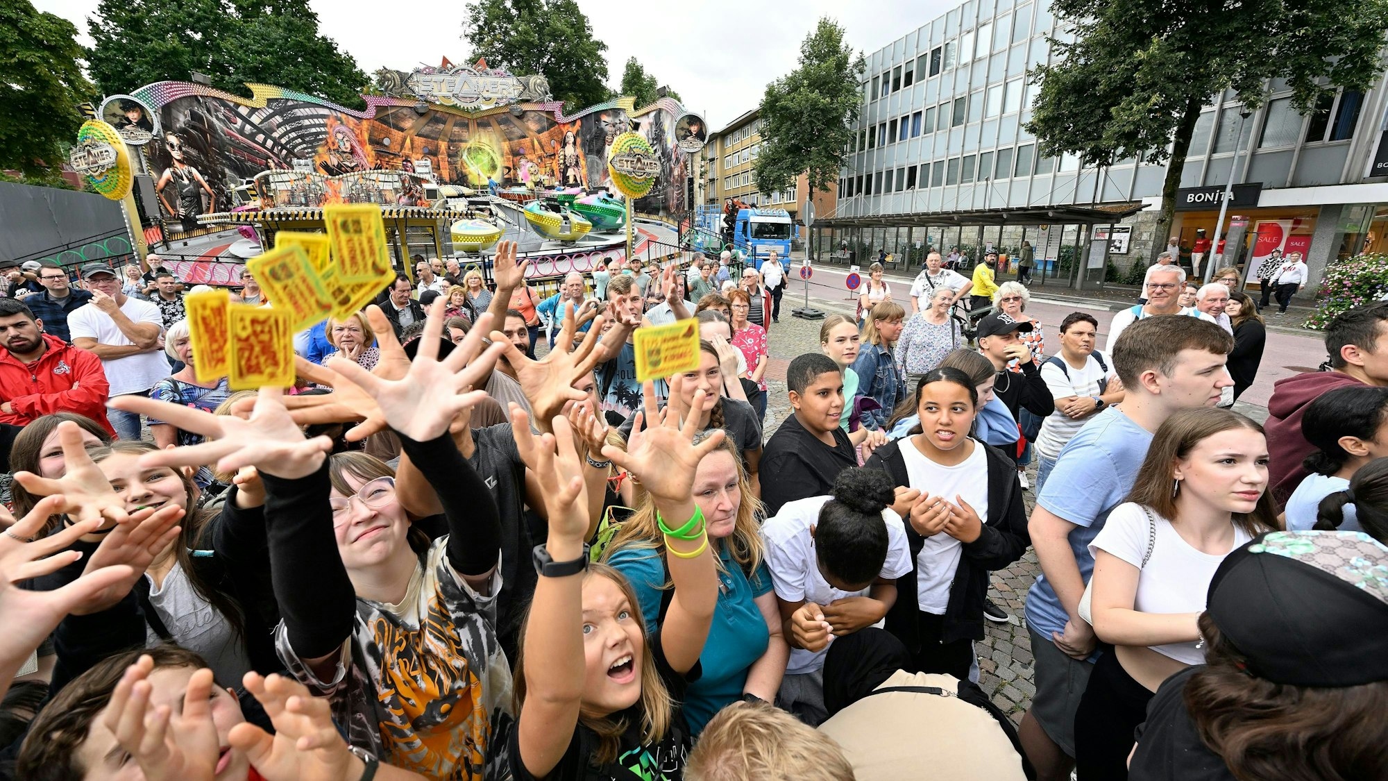 Zum Start der Laurentiuskirmes auf dem Konrad-Adenauer-Platz wurden Freichips für Fahrgeschäfte an Kinder und Jugendliche verteilt.