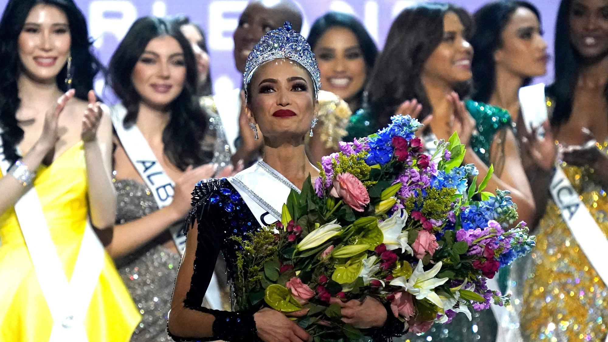 Miss USA R'Bonney Gabriel nachdem sie die 71. Miss-Universe-Wahl im Januar 2023 gewonnen hat. (Photo by TIMOTHY A. CLARY / AFP)