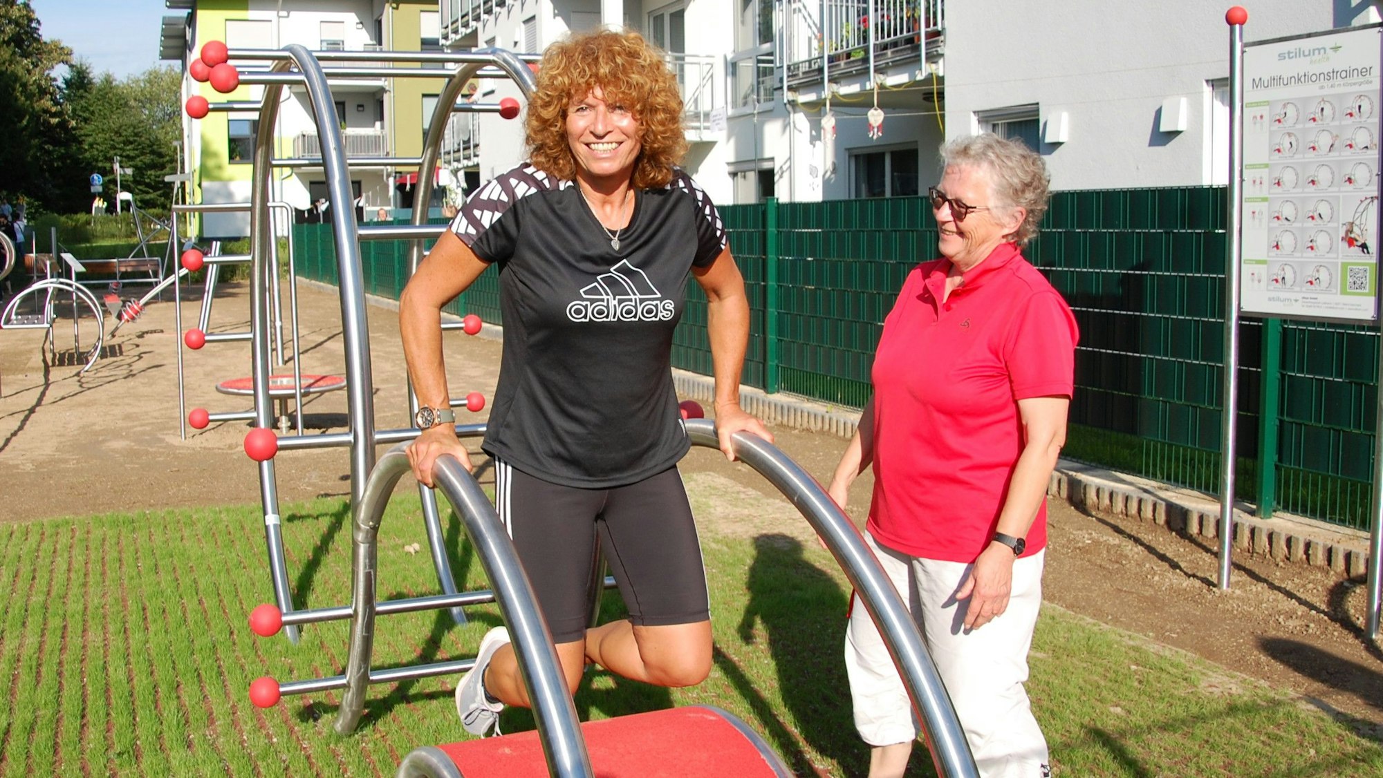 Menschen bei Geräteübungen.