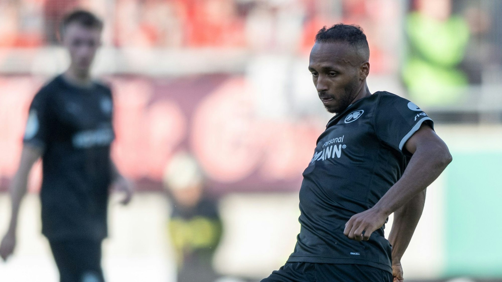 12.08.2023, Sachsen-Anhalt, Halle (Saale): Fußball: DFB-Pokal, Hallescher FC - SpVgg Greuther Fürth, 1. Runde, Leuna-Chemie-Stadion. Fürths Julian Green in Aktion. (zu dpa: «Rassismusvorfall überschattet Fürther Pokalsieg: «Charakter zeigen»») Foto: Hendrik Schmidt/dpa - WICHTIGER HINWEIS: Gemäß den Vorgaben der DFL Deutsche Fußball Liga bzw. des DFB Deutscher Fußball-Bund ist es untersagt, in dem Stadion und/oder vom Spiel angefertigte Fotoaufnahmen in Form von Sequenzbildern und/oder videoähnlichen Fotostrecken zu verwerten bzw. verwerten zu lassen. +++ dpa-Bildfunk +++