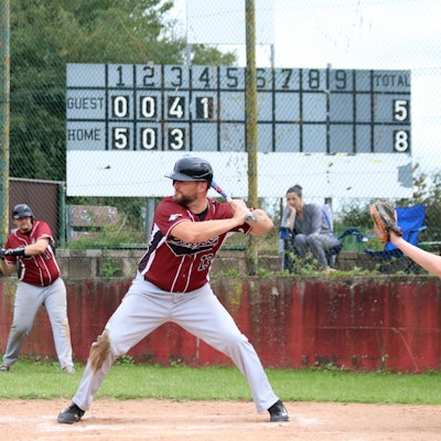 Der Baseballer Jens Weiler von den Zülpich Eagles schlägt den Ball.
