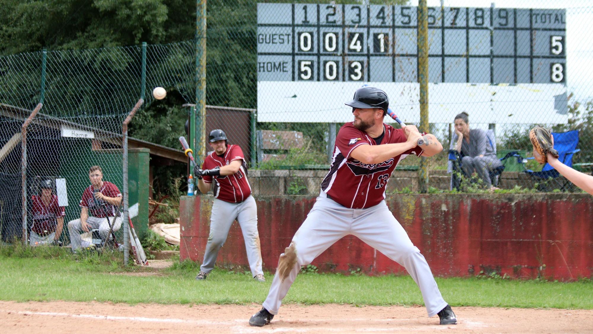 Der Baseballer Jens Weiler von den Zülpich Eagles schlägt den Ball.