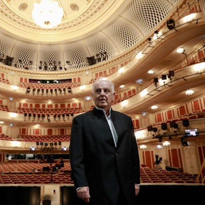 Dieses Foto vom 29. September 2017 zeigt den Dirigenten Daniel Barenboim bei einem Fototermin in der Staatsoper in Berlin.