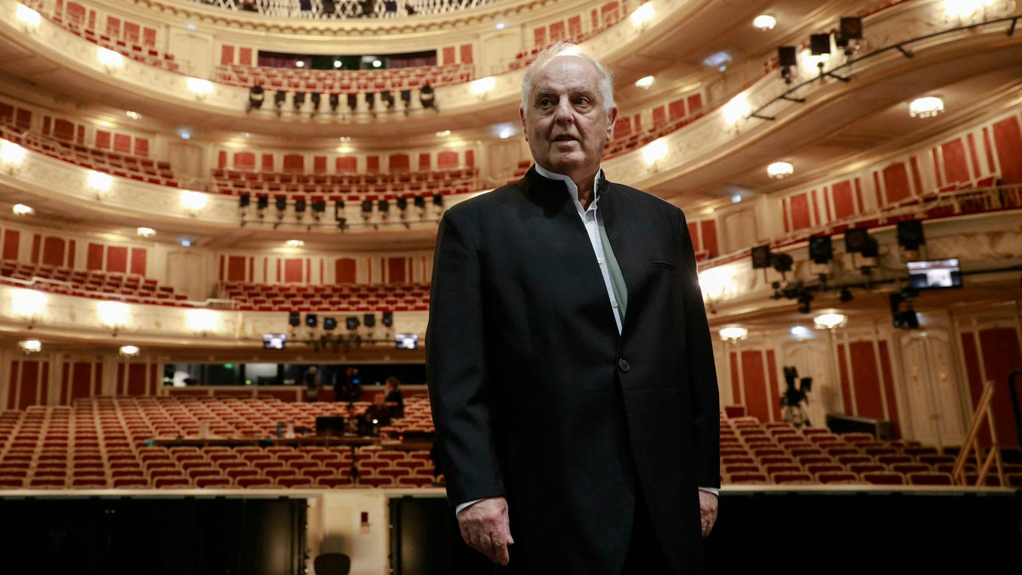 Dieses Foto vom 29. September 2017 zeigt den Dirigenten Daniel Barenboim bei einem Fototermin in der Staatsoper in Berlin.