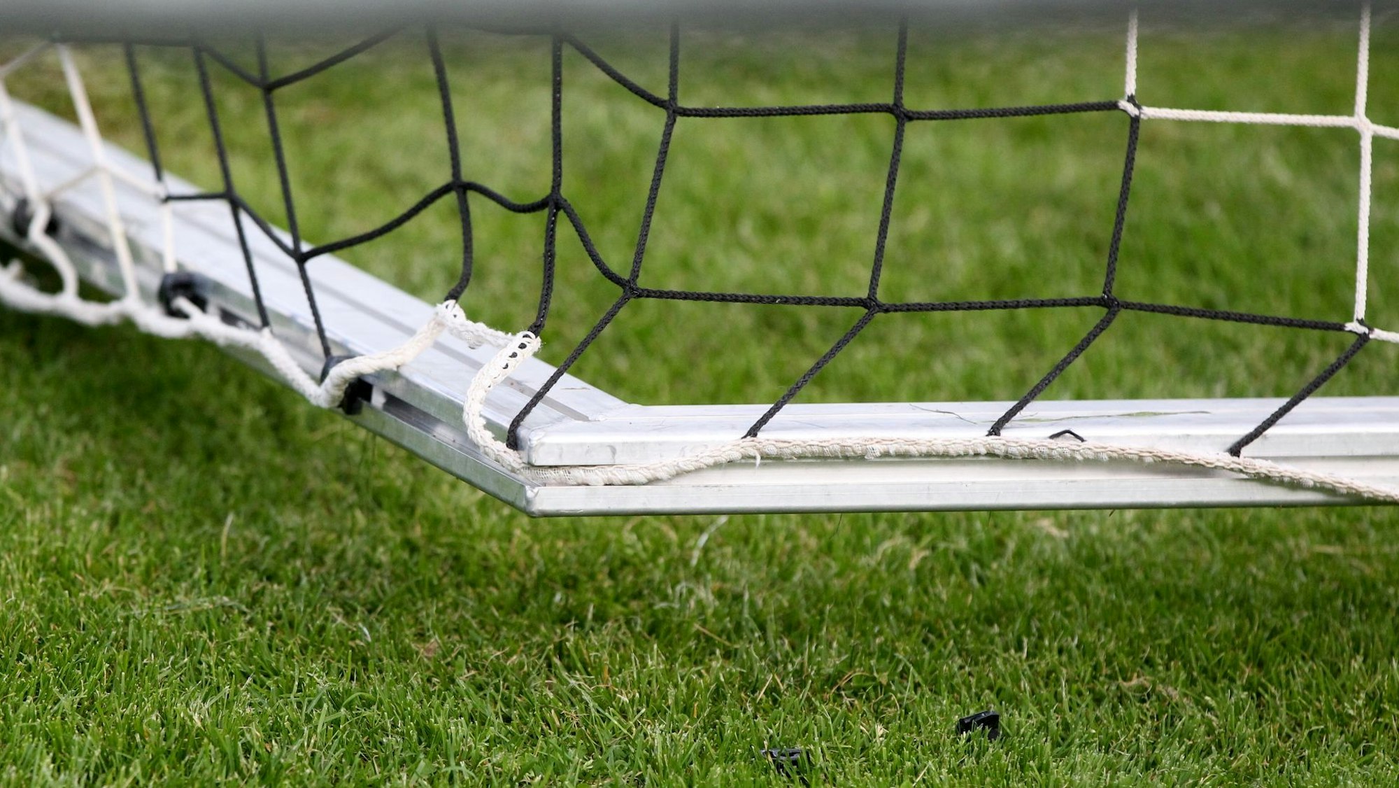 Das Bild zeigt ein Tor, dessen hintere Ecke in der Luft schwebt.