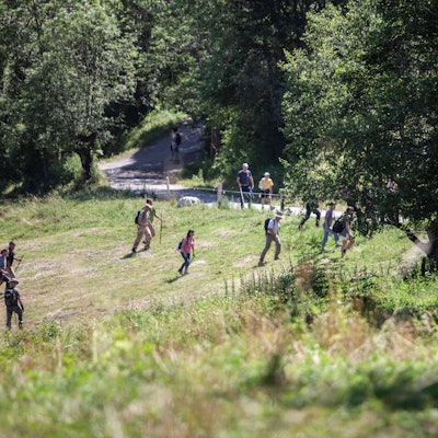 Freiwillige suchen mit der französischen Gendarmerie nach dem vermissten Jungen Emile in Le Vernet. Der Zweijährige war vom Grundstück seiner Großeltern in Südfrankreich verschwunden.