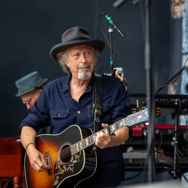Wolfgang Niedecken spielt auf der Bühne Gitarre, rechts von ihm steht Bandmitglied Anne de Wolff.