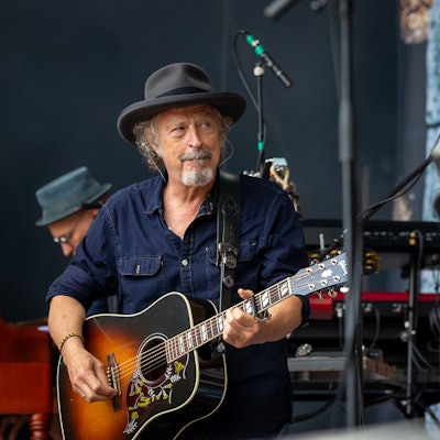Wolfgang Niedecken spielt auf der Bühne Gitarre, rechts von ihm steht Bandmitglied Anne de Wolff.