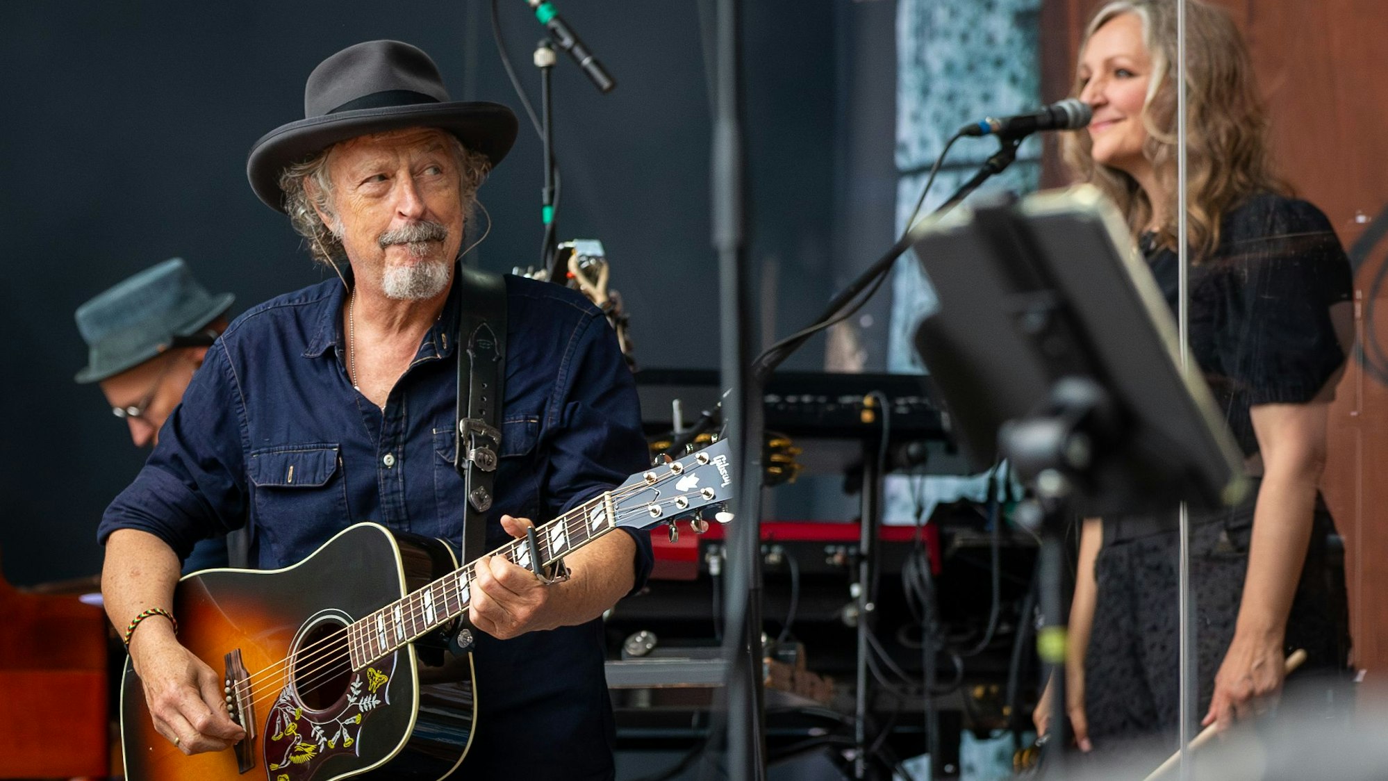Wolfgang Niedecken spielt auf der Bühne Gitarre, rechts von ihm steht Bandmitglied Anne de Wolff.