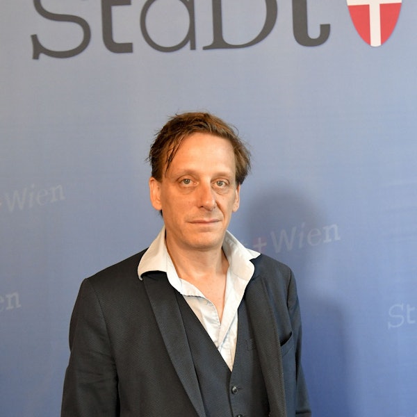 Kay Voges, damals designierter Direktor am Volkstheater Wien, nimmt im Rahmen der Vorstellung der "Neuen Intendanz für das Volkstheater" an einer Pressekonferenz teil.