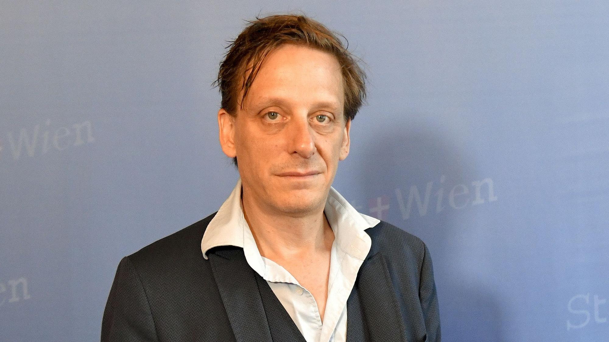 Kay Voges, damals designierter Direktor am Volkstheater Wien, nimmt im Rahmen der Vorstellung der "Neuen Intendanz für das Volkstheater" an einer Pressekonferenz teil.