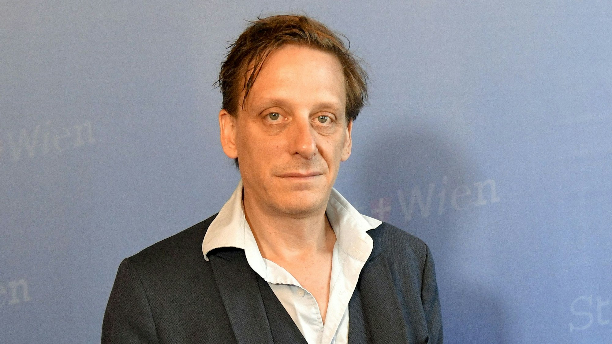 Kay Voges, damals designierter Direktor am Volkstheater Wien, nimmt im Rahmen der Vorstellung der "Neuen Intendanz für das Volkstheater" an einer Pressekonferenz teil.