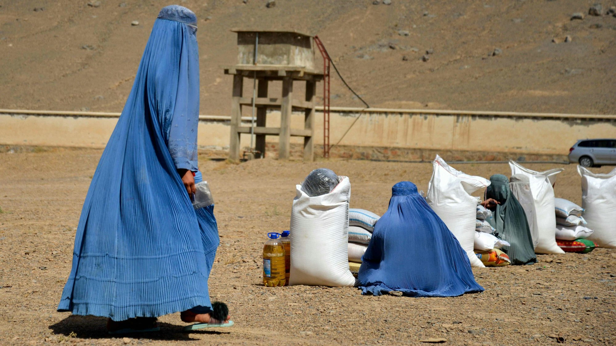 Afghanische Frauen in Kandahar erhalten Lebensmittel von einer Hilfsorganisation.