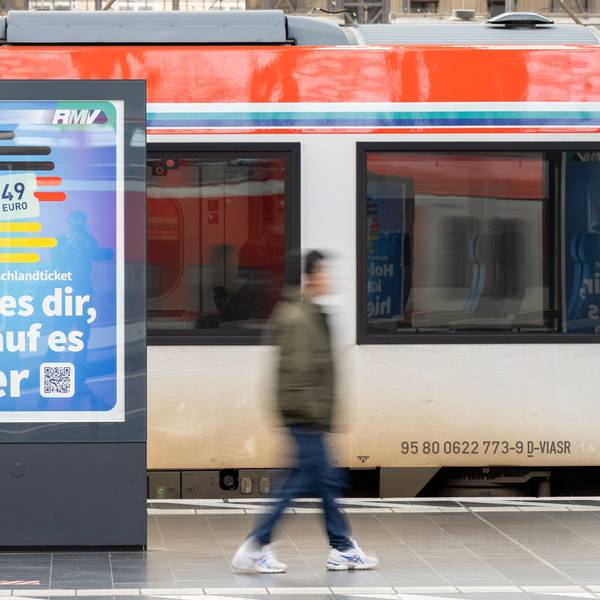 Die Werbung für das Deutschlandticket ist am Hauptbahnhof vor einer Bahn des ÖPNV zu sehen.