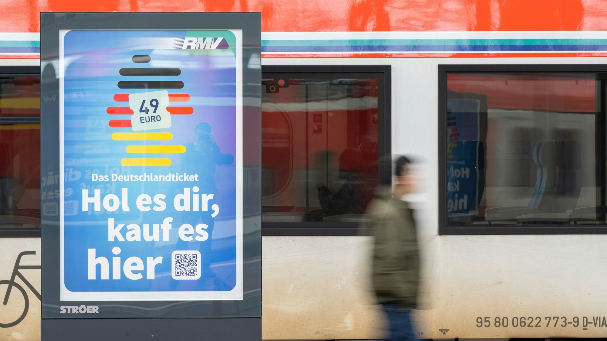 Die Werbung für das Deutschlandticket ist am Hauptbahnhof vor einer Bahn des ÖPNV zu sehen.