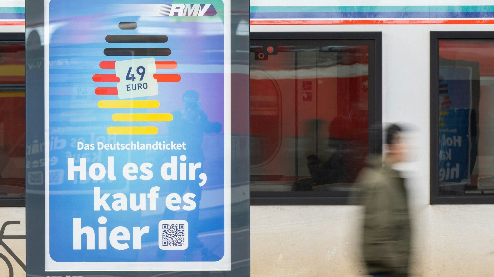ARCHIV - 01.05.2023, Hessen, Frankfurt/Main: Die Werbung für das Deutschlandticket ist am Hauptbahnhof vor einer Bahn des ÖPNV zu sehen. Bei einem längeren Streik in diesem Sommer könnte die Bahn aus Sicht von Fahrgastvertreten zahlreiche Kunden dauerhaft verlieren. (Zu dpa «Pro Bahn: Bei Streik werden Viele ihr Deutschlandticket kündigen») Foto: Sebastian Gollnow/dpa +++ dpa-Bildfunk +++