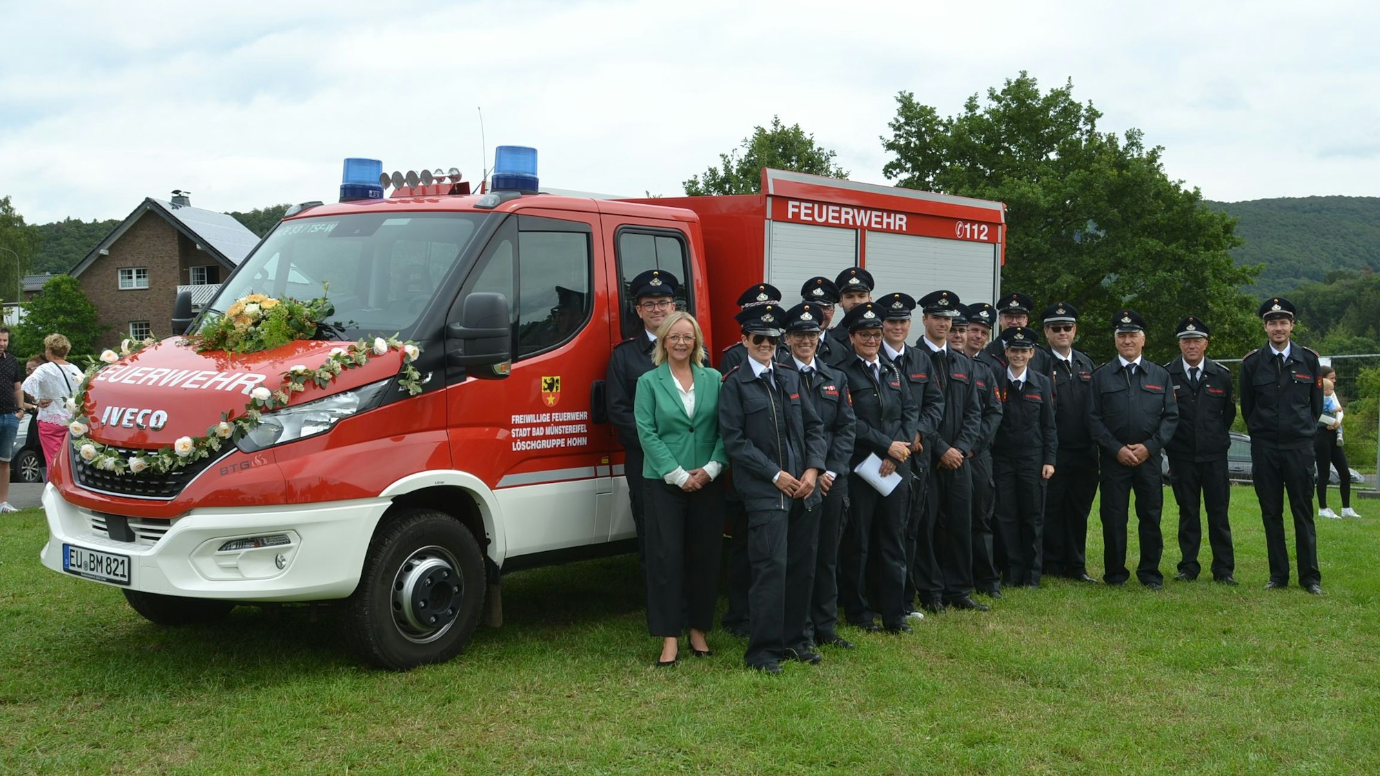 Vor dem neuen Löschfahrzeug stehen die Hohner Feuerwehrleute und Bad Münstereifels Bürgermeisterin Sabine Preiser-Marian.