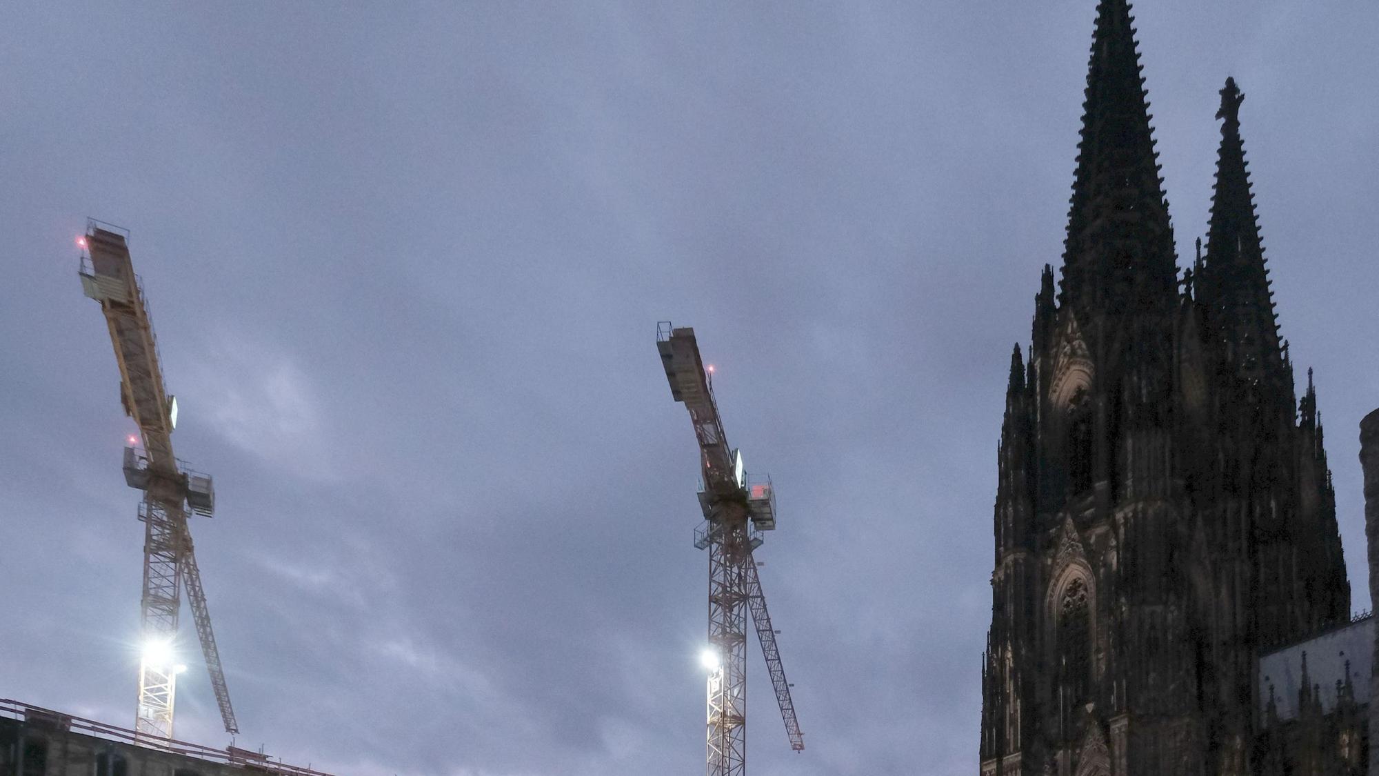 05.11.2021, Köln: Am Dom-Hotel werden die Stahlstützen abgebaut und die ursprüngliche historische Fassade wird wieder sichtbar. Foto: Max Grönert