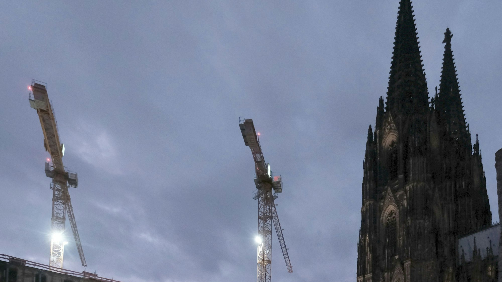 05.11.2021, Köln: Am Dom-Hotel werden die Stahlstützen abgebaut und die ursprüngliche historische Fassade wird wieder sichtbar. Foto: Max Grönert