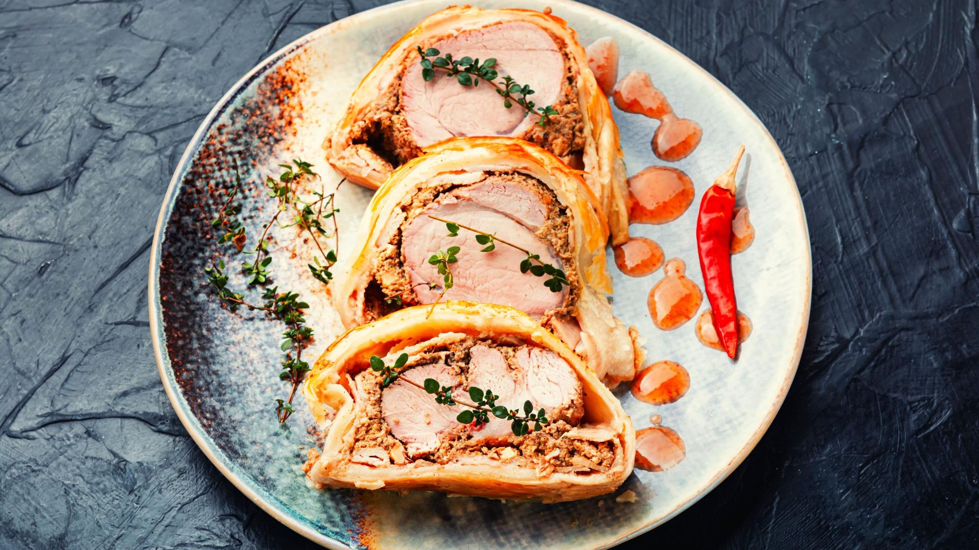 Beim Filet Wellington handelt es sich um ein Rinderfilet mit einer Ummantelung aus Duxelles im Blätterteigmantel.