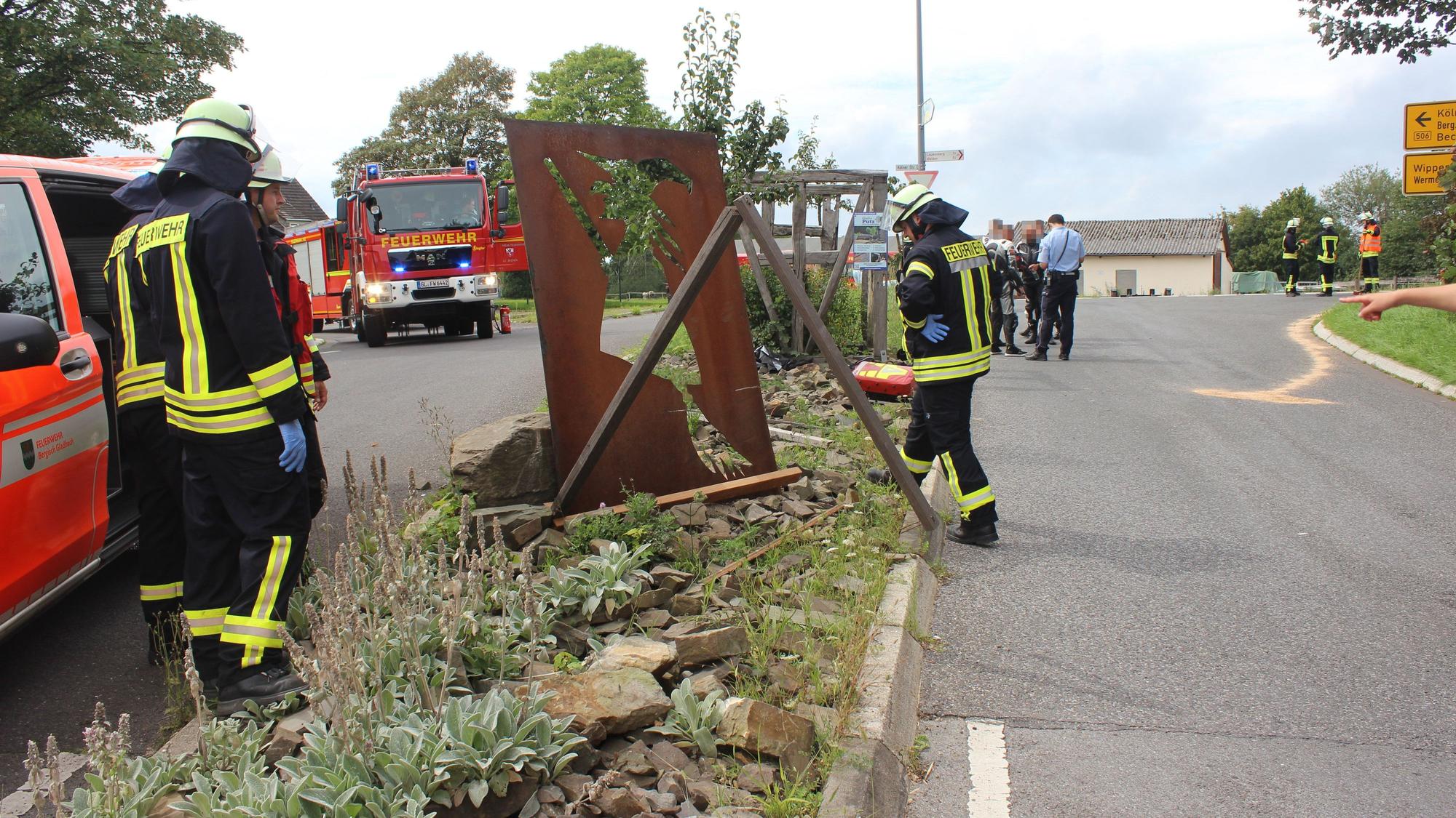 Die Feuerwehr bei den Bergungsarbeiten in Weiden. Auf der Bergstraße in Kürten verlor die Motorradfahrerin die Kontrolle über ihre Maschine und krachte gegen eine Metall-Skulptur.