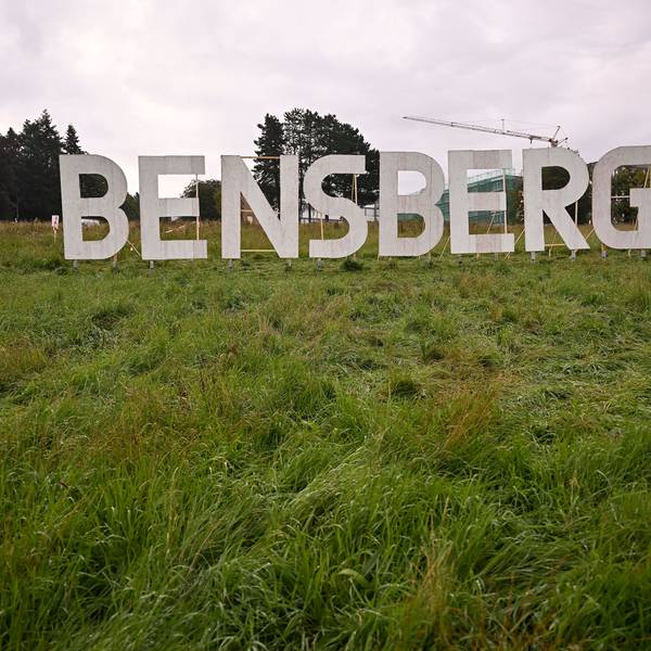 Das Foto zeigt die Kunstinstallation „Bensberg“: Weiße Buchstaben wie die des Hollywood-Schriftzugs auf einer grünen Wiese.
