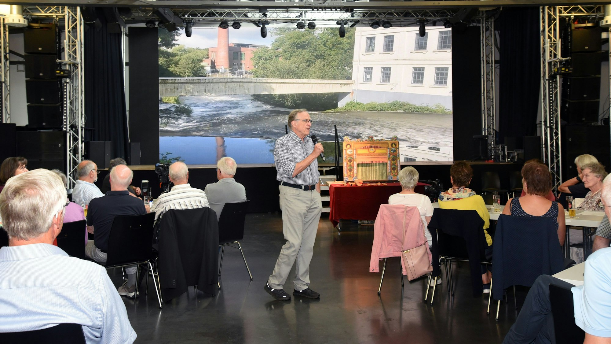 Bei der Feier des Heimat- und Geschichtsvereins Wipperfürth in der Alten Drahtzieherei hält ein Mann einen Vortrag.