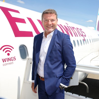 Eurowings-Chef Jens Bischof vor einem Flugzeug am Flughafen Köln/Bonn