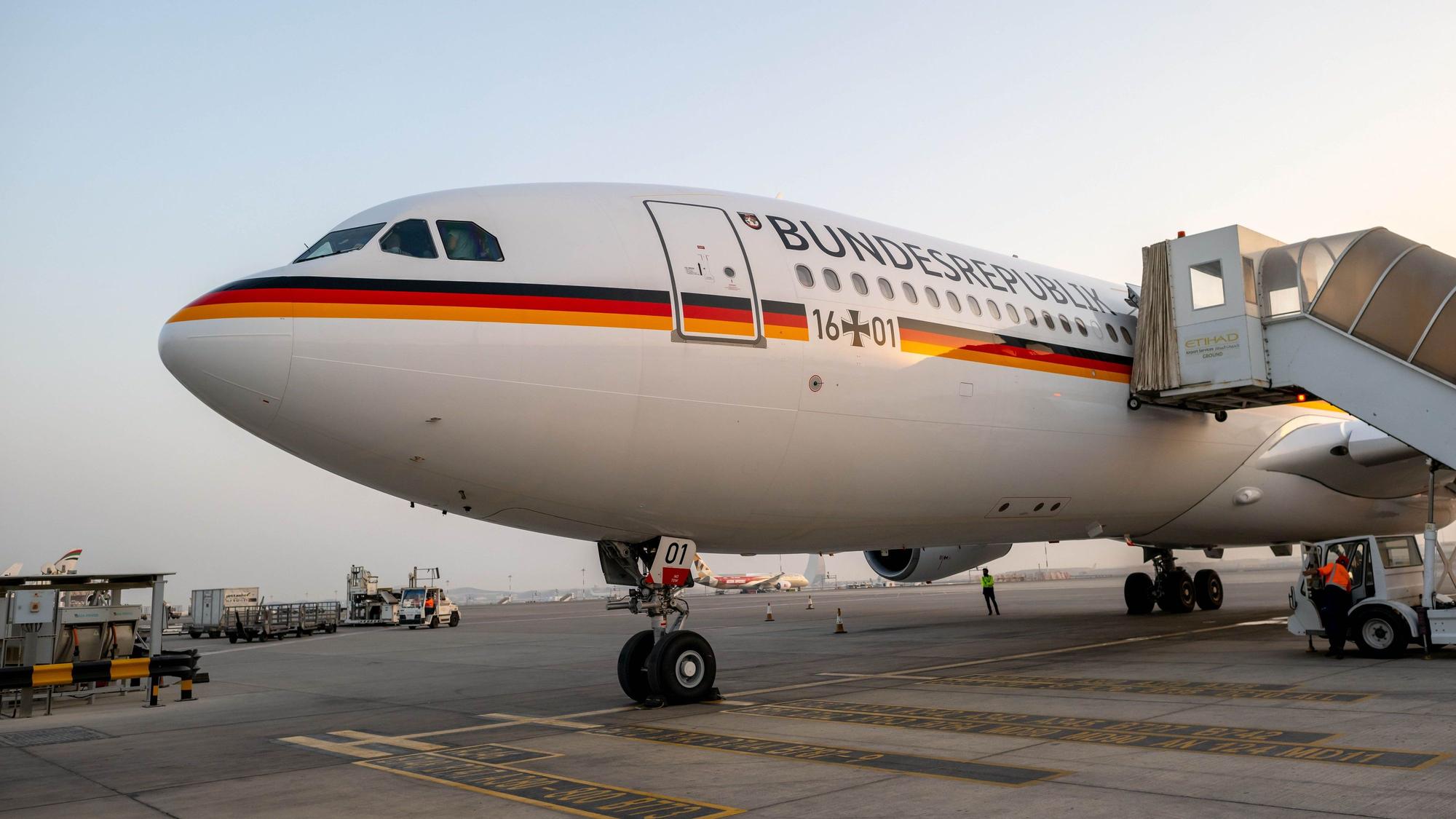 Abu Dhabi: Die Regierungsmaschine, ein Airbus A340-300, musste ungeplant mit Annalena Baerbock an Bord in die Vereinigten Arabischen Emirate zurückkehren.