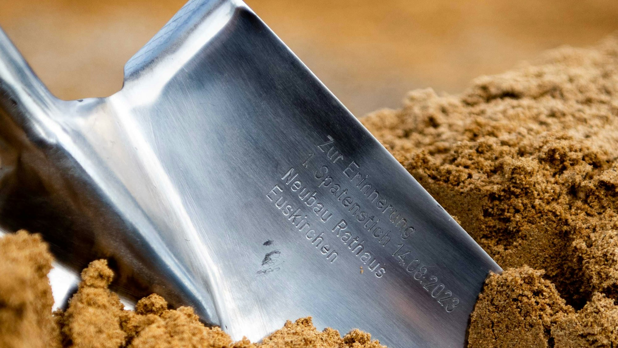 Die Spaten trugen eine spezielle Gravur: "Zur Erinnerung - 1. Spatenstich 14.08.2023 - Neubau Rathaus Euskirchen".