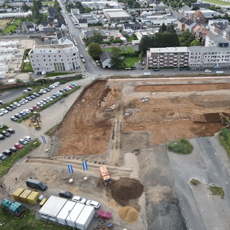 Die Baufirma hat auf dem Eckgrundstück Roitzheimer Straße/An der Vogelrute die Erde abgeschoben. Dort entsteht das neue Rathaus der Stadt Euskirchen.
