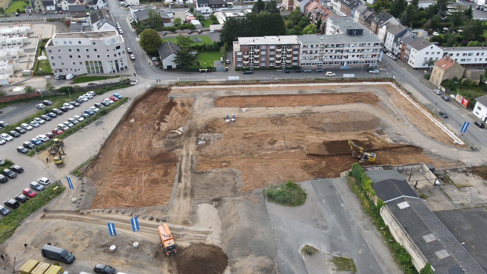 Die Baufirma hat auf dem Eckgrundstück Roitzheimer Straße/An der Vogelrute die Erde abgeschoben. Dort entsteht das neue Rathaus der Stadt Euskirchen.