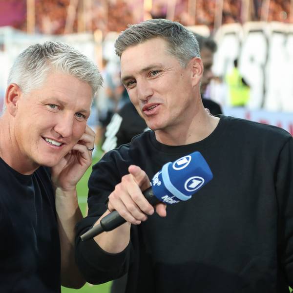 Osnabrücks Trainer Tobias Schweinsteiger (r) steht vor Spielbeginn neben seinem Bruder Bastian Schweinsteiger, der für den übertragenden Fernsehsender ARD als TV-Experte arbeitet.
