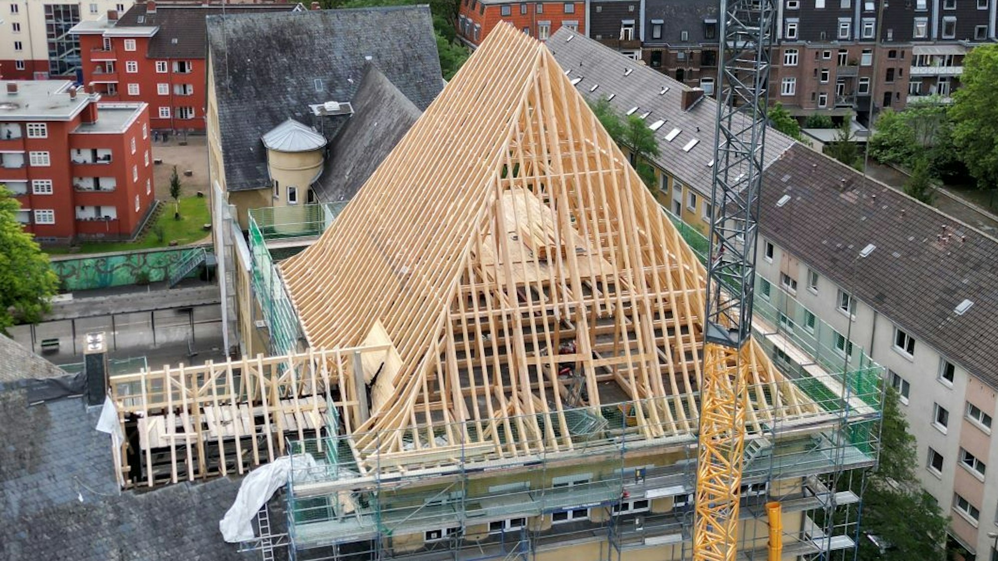 Ein neuer Dachstuhl aus vielen Holzbalken