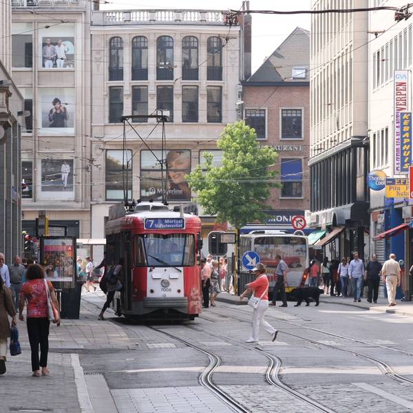 Szene mit Spaziergängern und Straßenbahn in der Innenstadt von Antwerpen 2009.