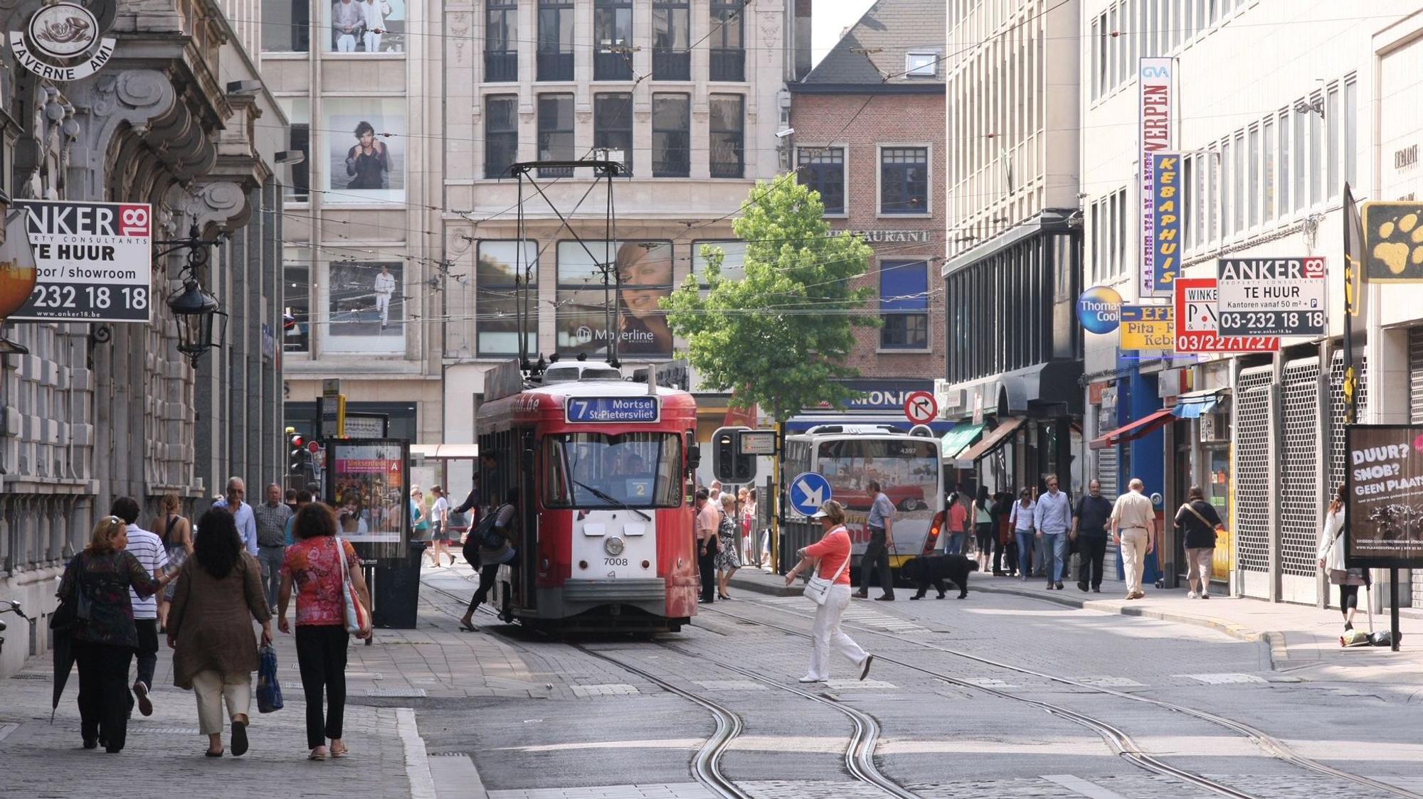 Szene mit Spaziergängern und Straßenbahn in der Innenstadt von Antwerpen 2009.