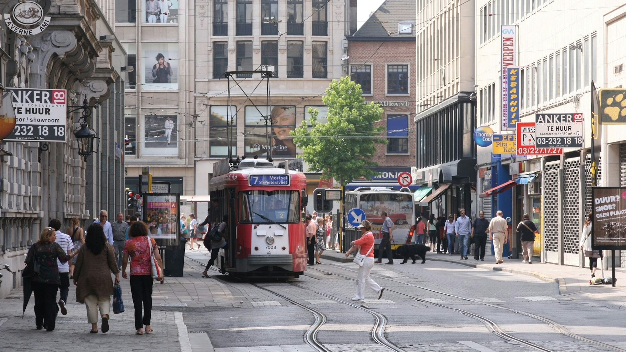 Szene mit Spaziergängern und Straßenbahn in der Innenstadt von Antwerpen 2009.