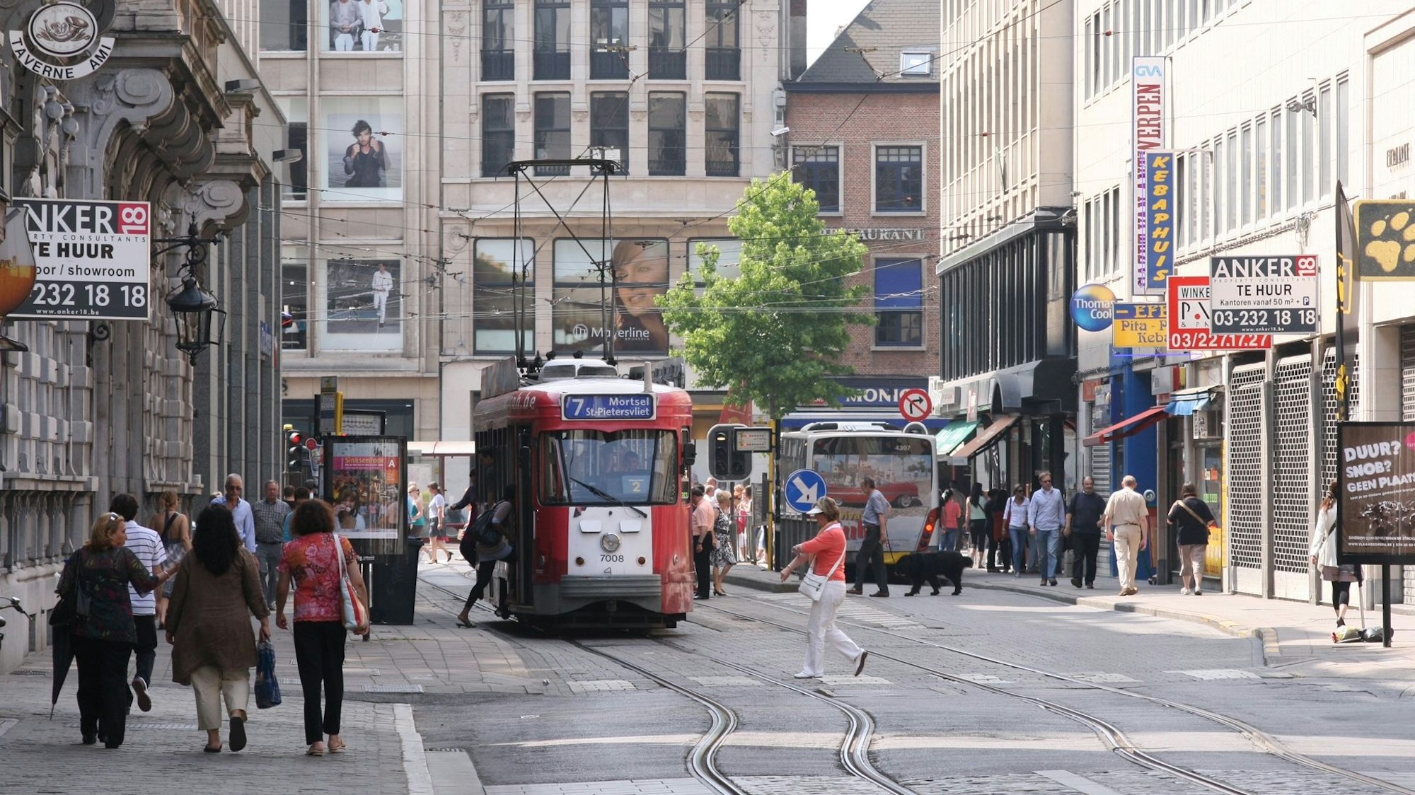 Szene mit Spaziergängern und Straßenbahn in der Innenstadt von Antwerpen 2009.