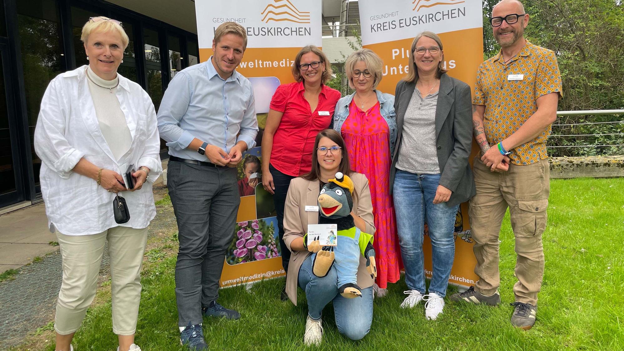 Das Bild zeigt die Mitarbeiterinnen der Fachstelle Umweltmedizin, des Gesundheitsamtes und Landrat Markus Ramers.